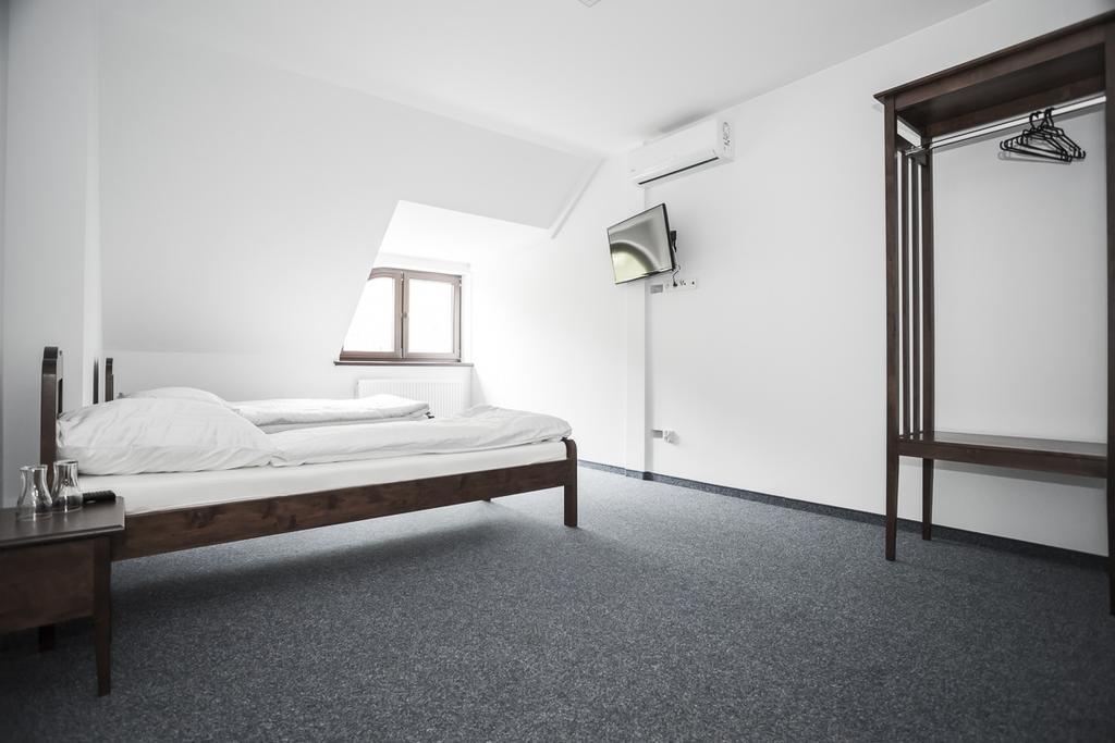 W Starym Mlynie Bed and Breakfast Milicz Rum bild