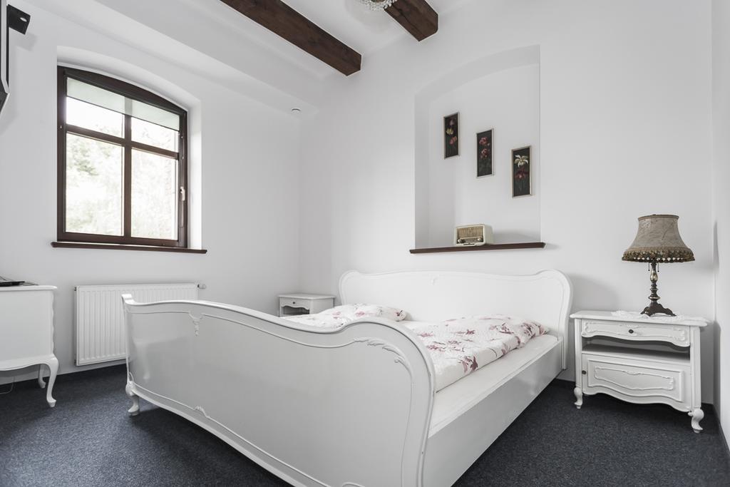 W Starym Mlynie Bed and Breakfast Milicz Rum bild